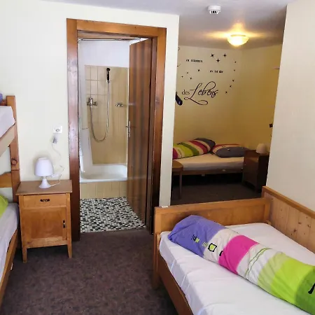 Panzió Ferienhaus Zur Vispu *